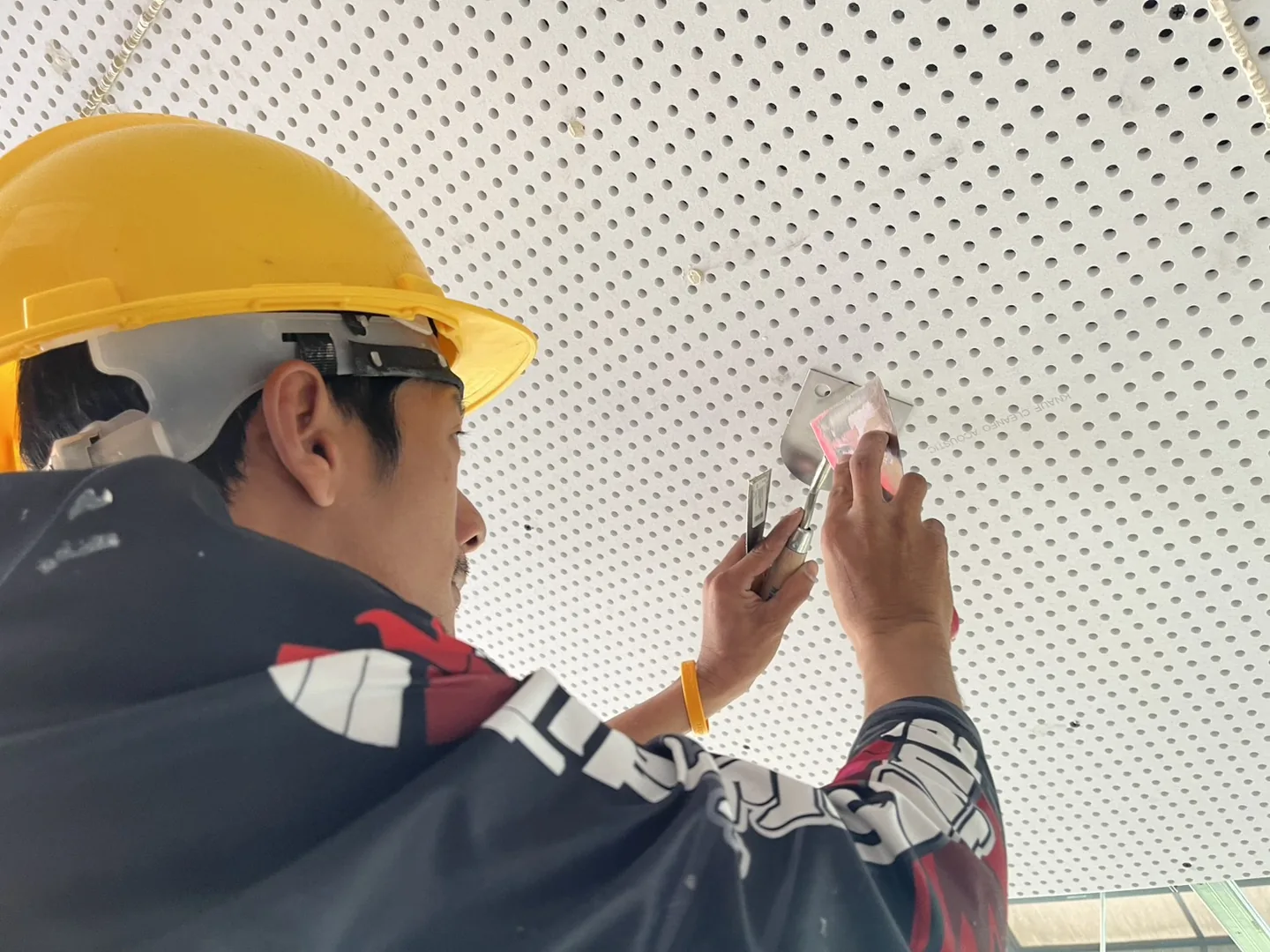 ผู้เข้าร่วมตรวจและเก็บรายละเอียดบนผิวแผ่นฝ้าอะคูสติก Cleaneo