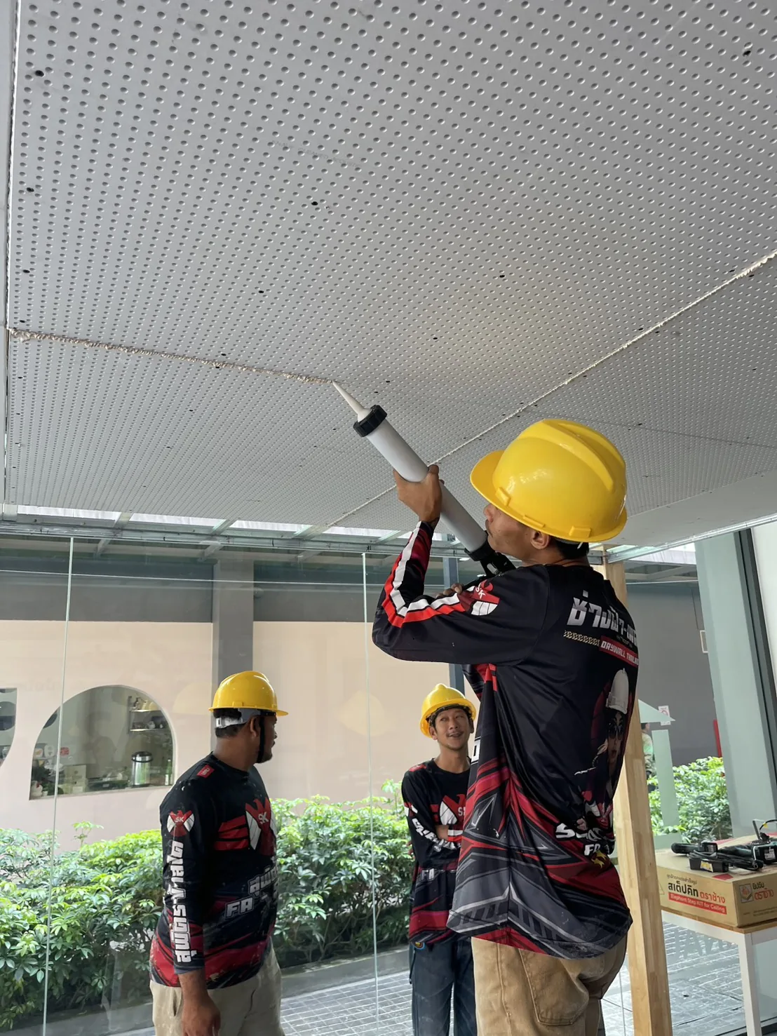 ผู้เข้าร่วมฝึกเก็บรอยต่อบนแผ่นฝ้าอะคูสติก Cleaneo